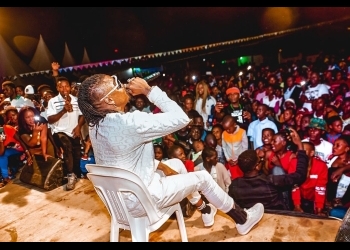 Pallaso to Postpone Concert Over Knee Injury 
