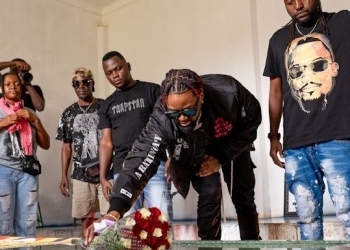 Konshens pays tribute to Mowzey Radio at his Burial Grounds