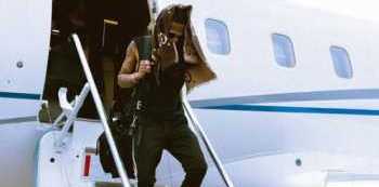 Wizkid arrives in Uganda in a private jet