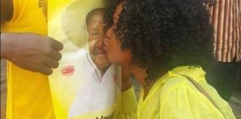 Zuena ‘Kisses’ President Museveni .... Bebe Cool Is Happy!