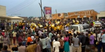 Video: Amama Mbabazi’s And Museveni’s Supporters Battle In Ntungamo