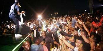 Identity Of Babe Who Hugged WizKid Revealed