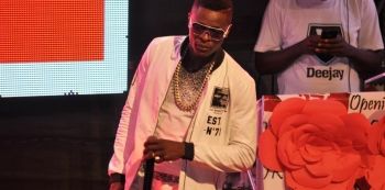 Fans Attack Chameleone Over Sipapa At Theatre Labonita