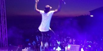 Ziza Bafana Performs On Lido Beach At Purple Party — Video.