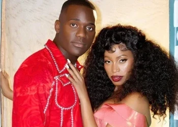 Lots Of Women Are Chasing After Me - Aaronix