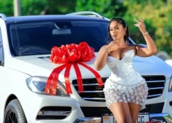 I Am Not Interested In Politics - Gloria Bugie