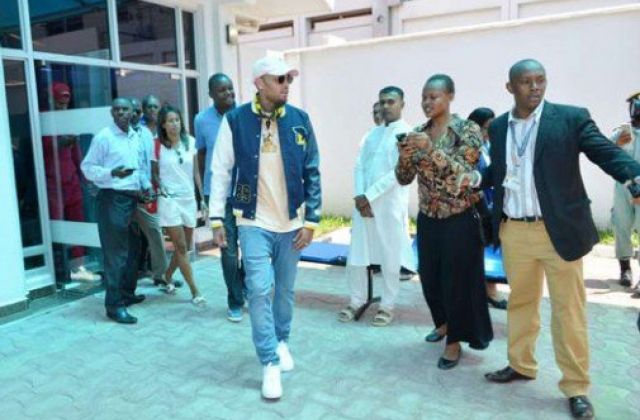 Allegations: Chris Brown smashes fan’s phone in Mombasa