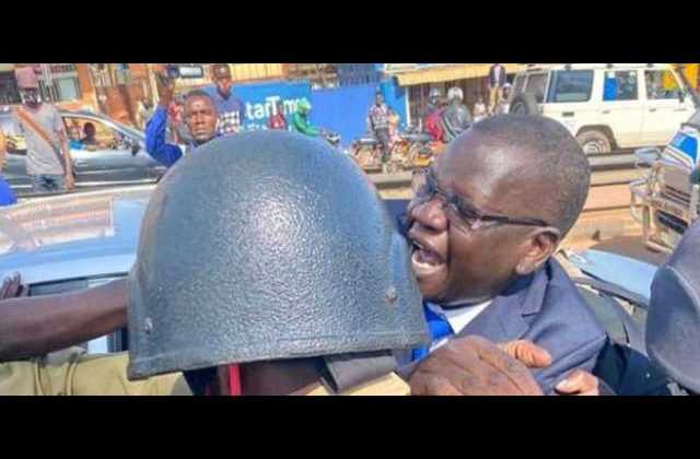 FDC’s Amuriat arrested in Kitgum, Campaign team blocks police from driving him to Gulu