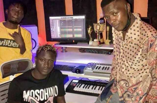 Gravity Omutujju Continues To  Fight  Chameleone In Favour of Lukwago