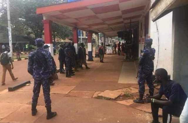 Security cordons off NUP Party officers in Kamwokya as Museveni Swears in at Kololo