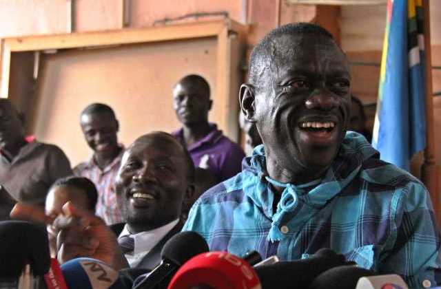 Kizza Besigye Asks for collaboration from Weasel 