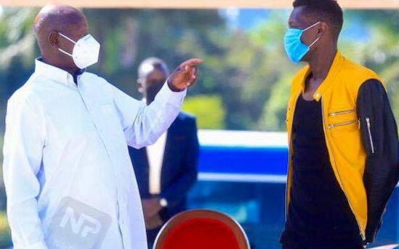 Chameleone ​​​​​​​begs for studio equipment from President Museveni