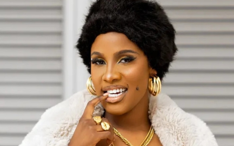 I prefer being bonked at my place - Evelyn Mic