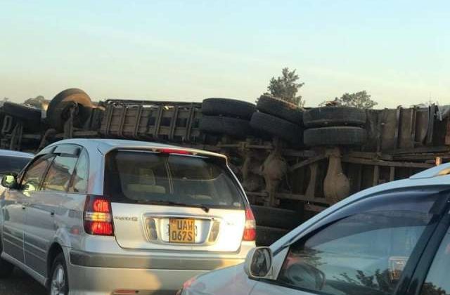 Confusion in Kampala as traffic police struggles to tow truck from the road