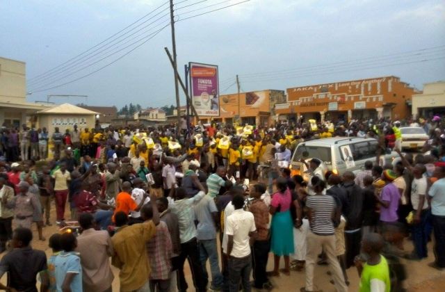 Video: Amama Mbabazi’s And Museveni’s Supporters Battle In Ntungamo