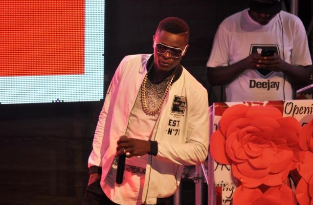 Fans Attack Chameleone Over Sipapa At Theatre Labonita