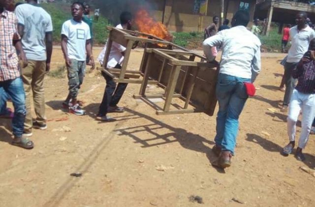 Ghetto Youths Riot, demand unconditional release of Bobi Wine (Photos)