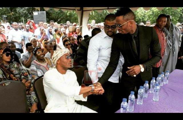 Rivals: Ali Kiba Ignores Diamond Platinumz At Burial