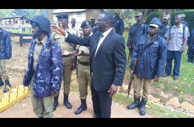 Besigye Blocked From Leaving Home— Photos