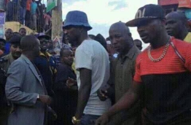 Bobi Wine Calms Down Blood Thirsty Bwaise Residents. (Photo)