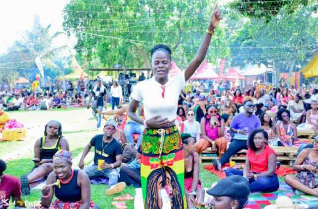 Azaawi shines at debut performance at Roast and Rhyme