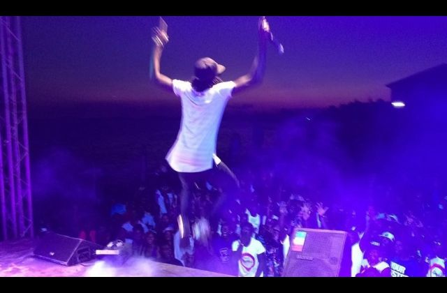 Ziza Bafana Performs On Lido Beach At Purple Party — Video.