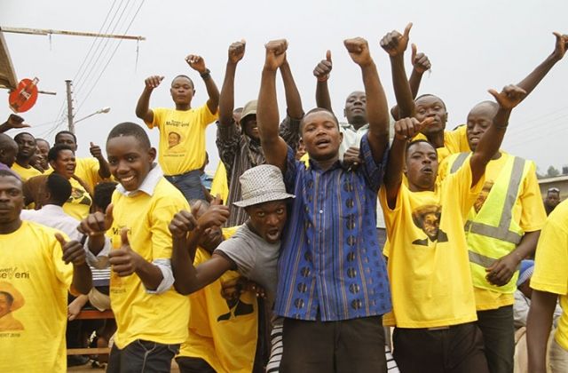 Drama As NRM Supporters Fight For Museveni T-shirts in Kisoro