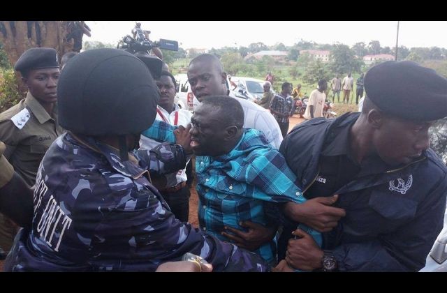 Dramatic scenes as Besigye is arrested at his home in Kasangati - Photos